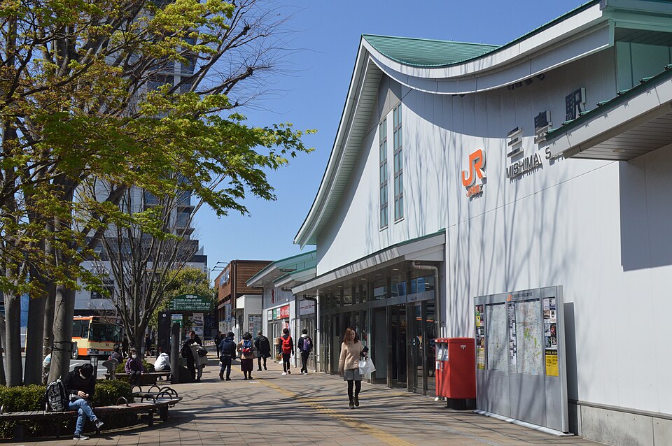 三島駅の駅舎・駅周辺