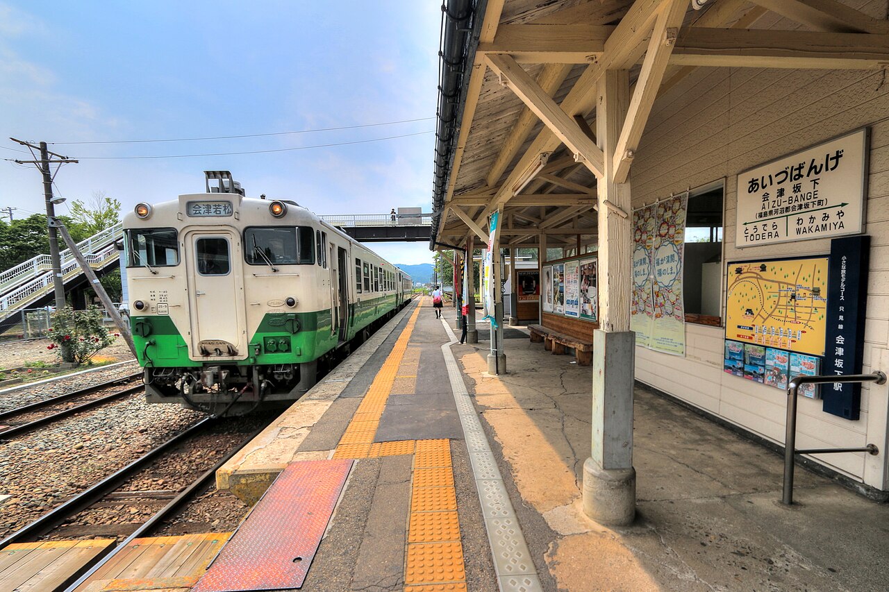 会津坂下駅の駅舎・駅周辺